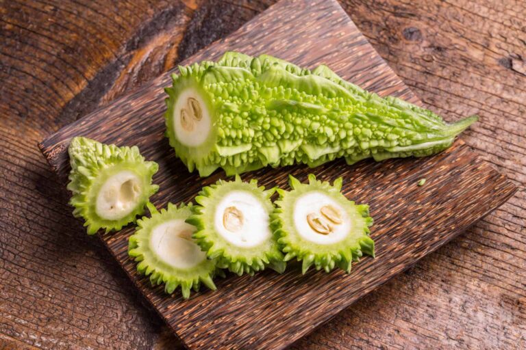 Castravete amar (Momordica charantia) — legumă asiatică folosită în suplimentele de susținere a glicemiei