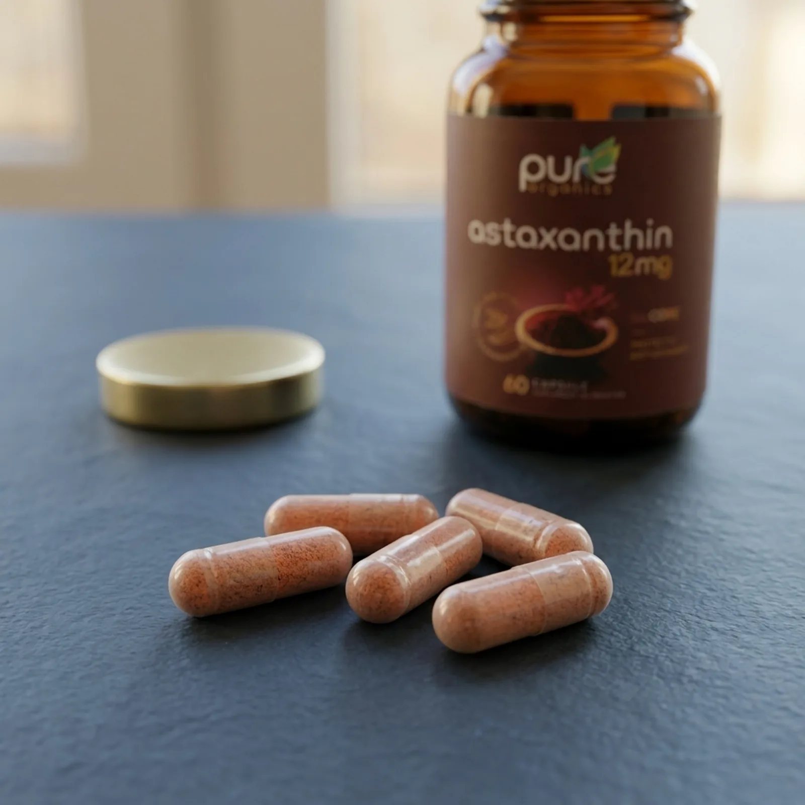 Detaliu macro al capsulei de astaxanthin &mdash; conținut roșu-portocaliu intens, fosfolipide BioCORE