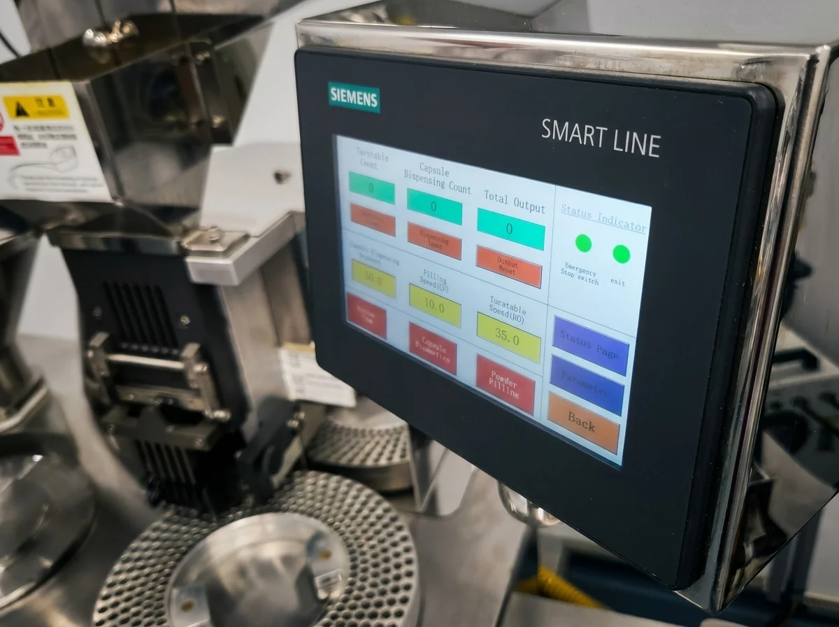 Operatoare PureOrganics verifică un lot de extract botanic la microscop