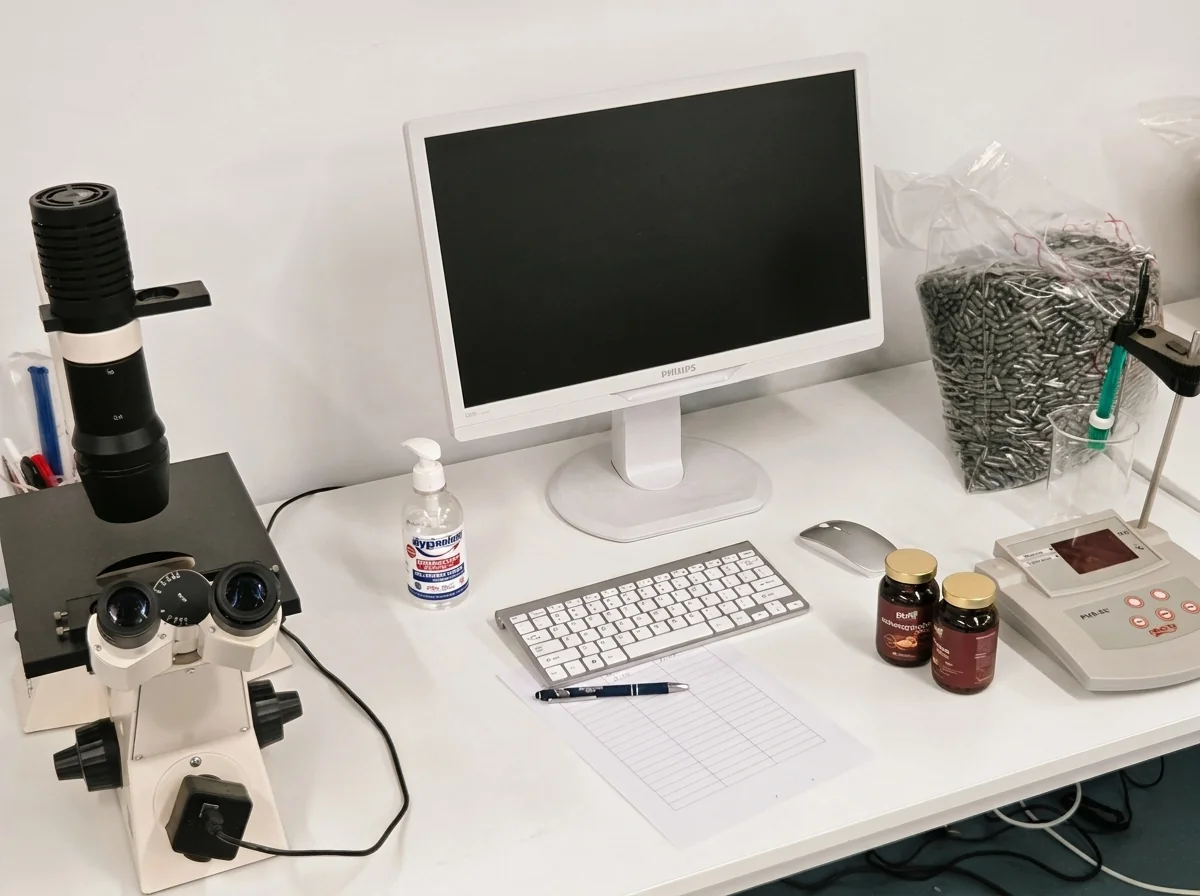 Operatoare PureOrganics analizează la microscop o mostră de extract botanic în laboratorul propriu din Oradea