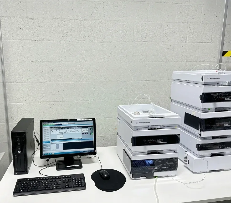 Cromatograful HPLC folosit pentru titrarea ingredientelor active în laboratorul independent Eurofins