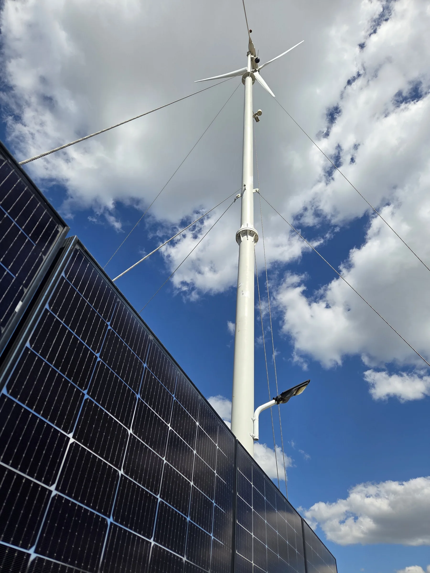 Turbina eoliană și panourile solare care alimentează unitatea PureOrganics din Oradea