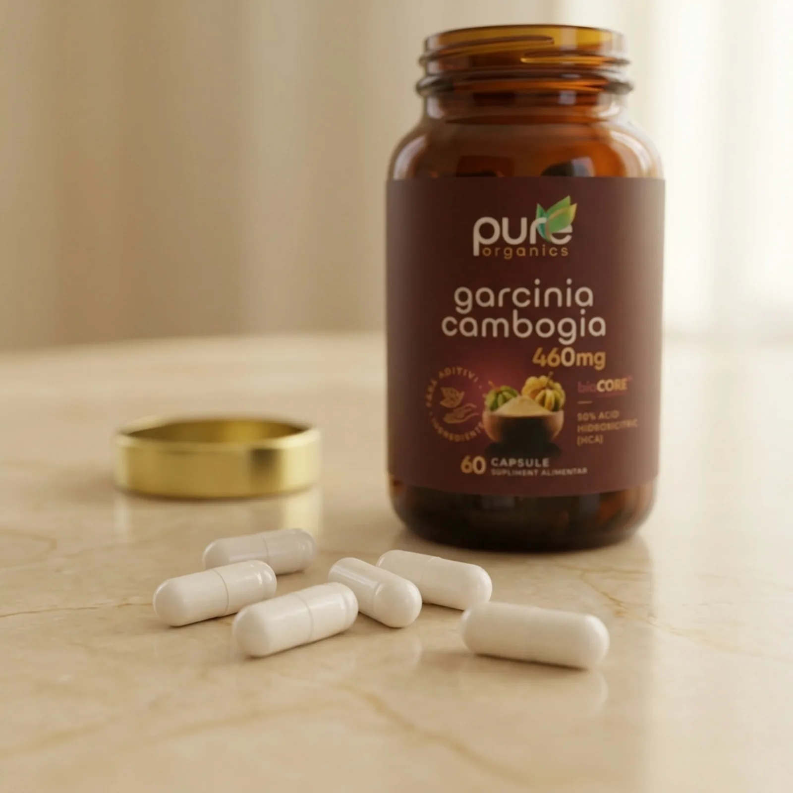 Macro capsule Garcinia Cambogia BioCORE® pe suprafață, flacon în fundal — puritate și calitate